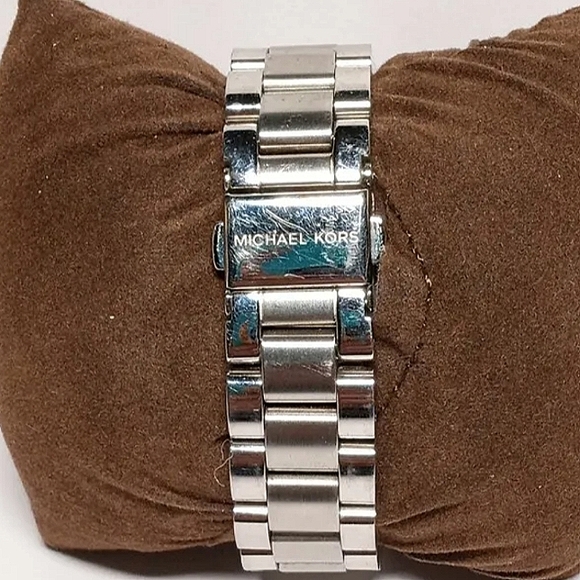 Michael Kors women's Silver Tone Chronograph w Date Oversized Quartz Watch. - Picture 5 of 8